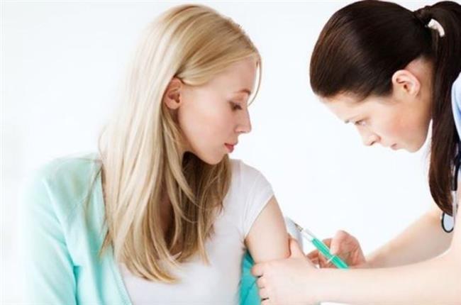 A tekrar edilmeli mi?<br>    Grip asnda tek doz yeterli oluyor. Daha nce hi grip as yaptrmam olan 8 yandan kk ocuklarda ise aradan en az 4 hafta getikten sonra ikinci doz alama yaplmas gerekiyor. Grip asnn her yl tekrarlanmas gerekiyor. Bunun nedeni ise, virslerin her yl kendilerini deitirdikleri iin, bir nceki yln asnn sonraki yl koruyucu zelliini yitirmesi. Genellikle 2 -3 hafta sonra etkili olmaya balayan grip asnn koruyuculuk sresi de 6 - 12 ay sryor. Ann koruyuculuu ise karlalan virsle ann ierdii antijenik yapnn uyumuyla ilikili. Adaki antijenler virsle ne kadar uyumluysa, korumann da o kadar iyi salandn belirtiyor.