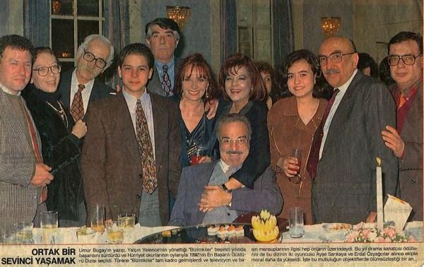 te Trk televizyon tarihinin en uzun sren, belleklerde en ok yer eden, replikleri hala dillerden dmeyen dizisi &#8220;Bizimkiler perde arkas.