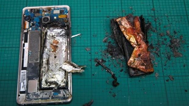 Getiimiz gn yaplan deiimlere ramen snan ve patlayan Note 7'lerin retimini geici olarak durdurma karar alan Samsung, telefona sahip olan kullanclara acil bir uyarda bulundu.