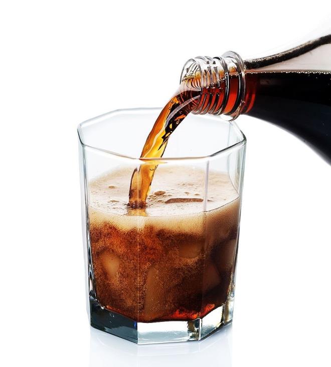 Bazlar Gnde bir-iki litreyi geiyor adeta su yerine kola tketiyoruz.