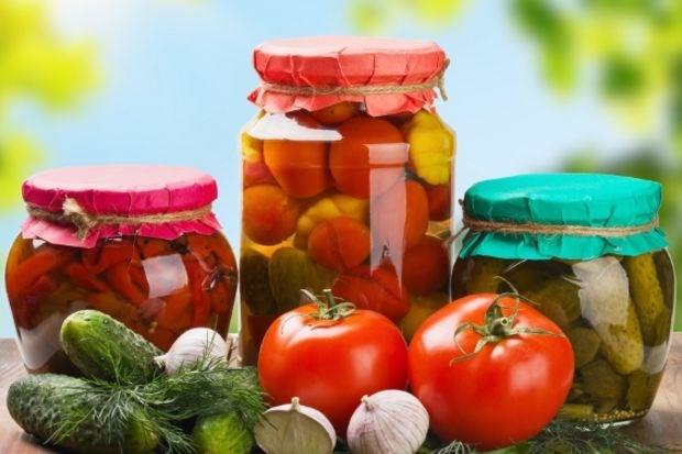 EVDE MAYALANAN YOURT, SRKE VE TURU OK YARARLI  <p>    Evde mayalanan yourt, peynir, turu, sirke, eki mayal ekmek kefir, nar ekisi, boza, algam suyu, salamura zeytin, stl biber turusu gibi yiyeceklerin gerek bir ifa kayna olduunu syleyen Akkurt, probiyotiklerin vcutta zararl mikroorganizmalarn oalmasn engellediini kaydetti.