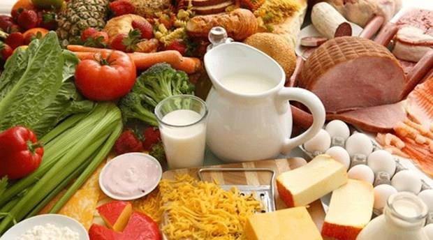 Geleneksel Trk mutfanda fermantasyon ynteminin bu anlamda nemli bir yere sahip olduunu vurgulayan Dr. Akkurt, &#8220;Yapmamz gereken; fast food ve paketli gdalarn yerine ev yapm geleneksel yiyecekleri koymak. Yani yourdumuzu evde mayalamak, sirke yapmak, turu kurmak&#8230; Bu aslnda o kadar da zor deil" diye konutu.