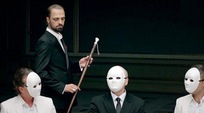 Beyaz TV'de yaynlanan 'Sylemezsem Olmaz' program nceki yaynlanan blmnde 'Kurtlar Vadisi Pusu'nun 2012 ylnda yaynlanan 159. blmndeki tartmal mezar sahnesini masaya yatrm, mraniye Kocatepe Mezarl'nda yapt aratrmada mezarlkta 'Erdoan' yazl mezar tann olmadn ortaya karmt. Byk ses getiren programdan sonra 'Kurtlar Vadisi Pusu' yapmc irketi Pana Film yetkililerine sosyal medyadan tepki yamt.