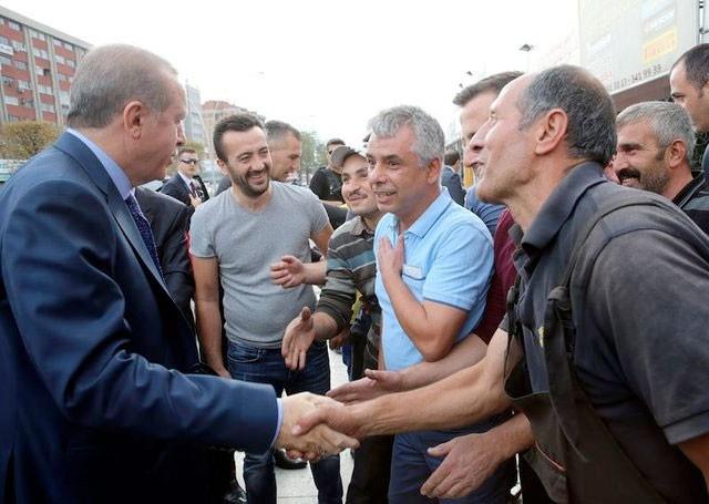 Ara lastii satan esnafn dkkanna konuk olan Erdoan ve Yldrm, i yeri sahibi ve alanlaryla bir sre sohbet etti ve birlikte ay iti.