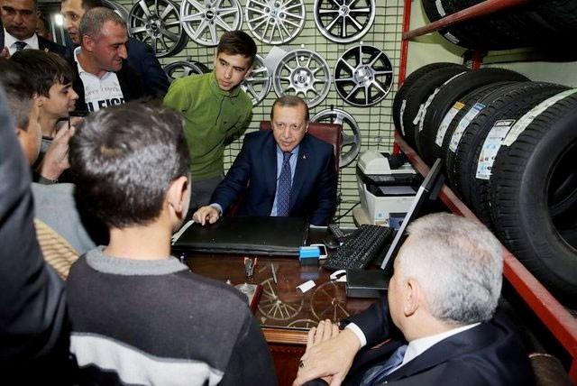 Cumhurbakan Recep Tayyip Erdoan ve Babakan Binali Yldrm, getiimiz gn skitler'de ara lastii satan esnaf ziyaret etti.