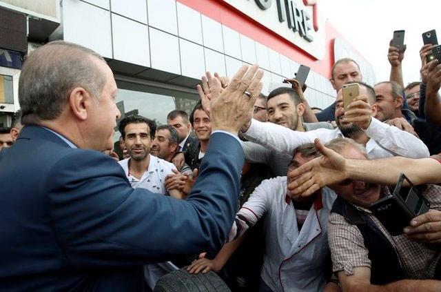 Yaklak 54 yldr baba meslei olan berberlii devam ettirdiini belirten Bayhan o anlar yle anlatt: