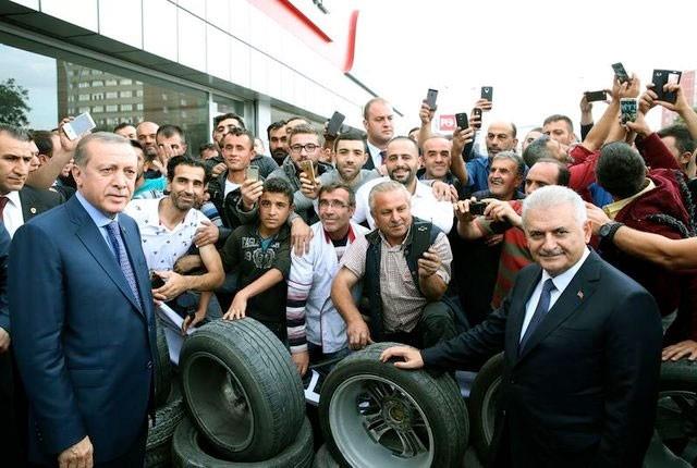 Cumhurbakan Tayyip Erdoan&#8217;n elini fazla skarak ilgin bir diyaloun yaanmasna neden olan hsan Bayhan (65) ise olay sonras konutu.