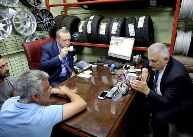 Erdoan ve Yldrm, Esenboa Havaliman'ndan Cumhurbakanl Klliyesi'ne giderken, skitler gzergahnda yer alan bir grup esnafn, zerinde "Sayn Reis-i Cumhur ay da hazr, kahve de. Geri adm atma!" yazl pankart amas zerine konvoyu durdurdu.