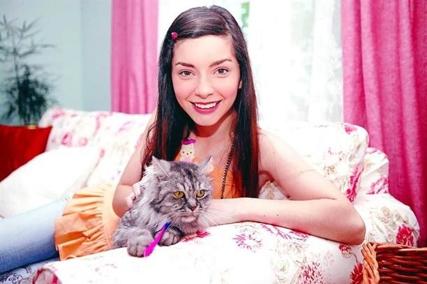 Merve Boluur, hayatmza rol ald Acemi Cad dizisiyle girdi. O zamanlar takvimler 2006 yln gsteriyordu.