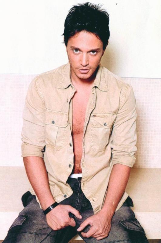 Sonra da 2006 ylnda kard Ak Bulamam Ben ile kendi kanatlaryla umaya balad.