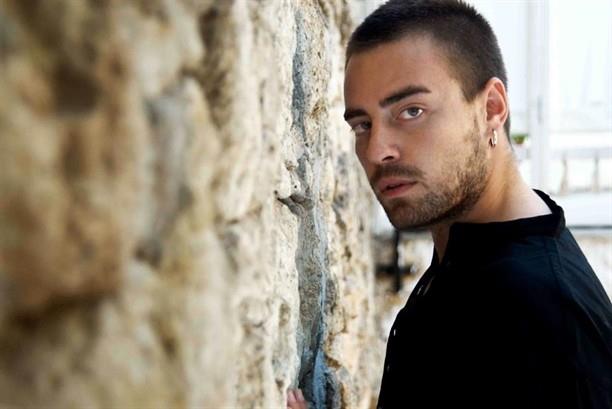 Hem besteci hem ark sz yazar hem de yorumcu. Dalkl adn ilk olarak 2008 tarihli Kasaba albmyle duyurdu.