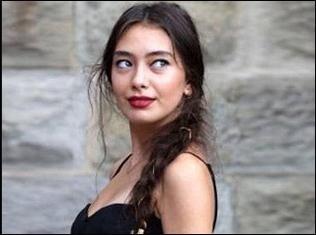 Bu arada Araf, lk Ak ve Senden Bana Kalan adl sinema filmlerinde oynad. Yurt ii ve yurt dnda hatr saylr film festivallerinde en iyi kadn oyuncu dlleri ald.