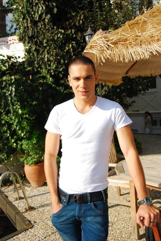 Kadir Doulu adn Hande Yener'in gen sevgilisi olarak dikkat ekti.