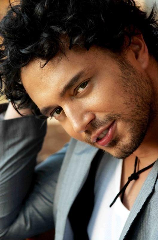 Piyano, davul, keman alp ney fleyebilen Murat Boz, oyunculuk deneyimi de yaad. Hadi nallah ve Kardeim Benim filmlerinde oynad.