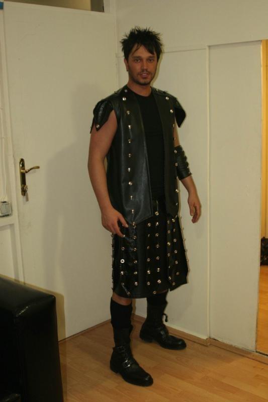 Murat Boz, Tarkan bata olmak zere birok nlye vokalistlik yaparak kariyerine balad.