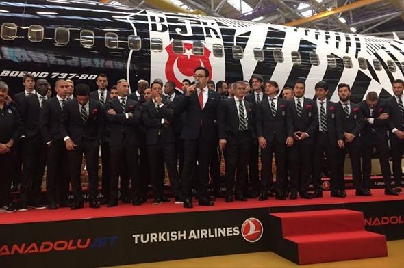 Trk Hava Yollar bnyesindeki Anadolujet, filosunda bulunan Boeing 737-800 tipi uan Beikta'n renkleri olan siyah beyaza boyad. Beikta logosunun da yer ald uak ilk uuunu siyah beyazl takmla yapt.