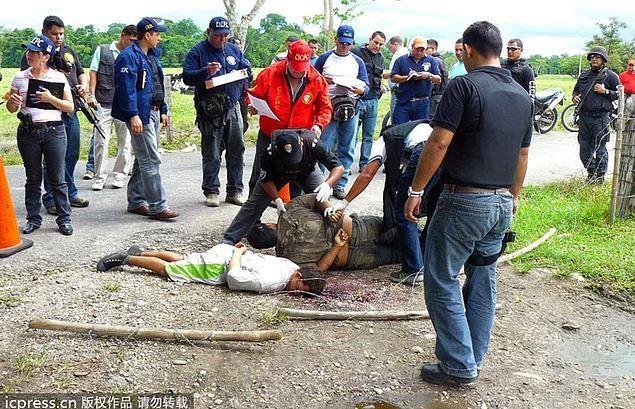 11 Futbolcudan geriye 1 tane kald    <br>2009 ylnda Kolombiya'nn Venezella snrnda Los Maniceros takmnn gen yalardaki 10 futbolcusu l bulundu. Katliamdan kurtulduu bilinen tek futbolcu, boynuna kurun isabet eden ancak yaamn yitirmeyen 19 yandaki Manuel Cortez oldu.