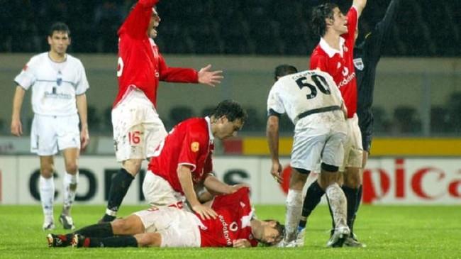 Feher'in yrek burkan son saniyeleri<br>    25 Ocak 2004&#8217;te oynanan Benfica-Guimaraes mann son dakikalarnda kalp krizi geiren 25 yandaki Miklos Feher kaldrld hastanede yaamn yitirdi. Giydii 29 numaral forma Benfica kulb tarafndan mzeye kaldrlan gen oyuncunun yeil sahalardaki son saniyeleri srasnda takm arkadalar gz yalarn tutamamt.