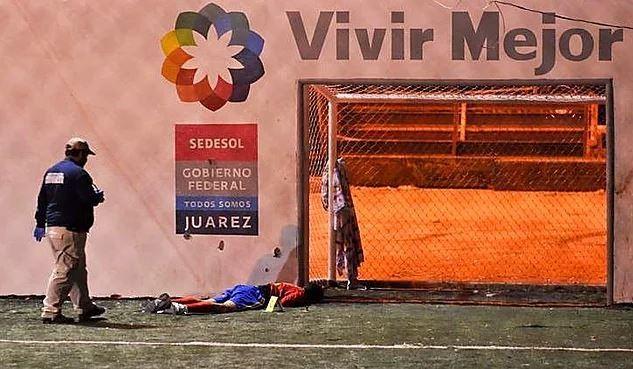 7 Futbolcuya 180 Kurun  <br>  Baron cinayetleriyle nl Meksika&#8217;da kuzeyde yer alan ve iddetin en yaygn olduu Ciudad Juarez kentinde, 7 amatr gen futbolcu silahl kiilerce katledildi. Amatr ligde oynanan karlama srasnda  arabayla sahaya giren silahl saldrganlar, gen futbolculara 180 el ate ederek 7 kiiyi ldrd.