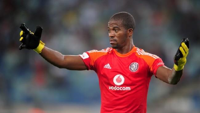 Meyiwa kz arkan korurken hrszlar tarafndan ldrld<br>    2014 ylnda Gney Afrika'da oynayan ve Orlando Pirates&#8217;in kaptanln yapan Senzo Meyiwa lkesinde silahla vurularak ldrld. nl kaleci vurulduu srada Johannesburg&#8217;daki kz arkadann evine giren 2 hrszdan kz arkadan korumaya alyordu.