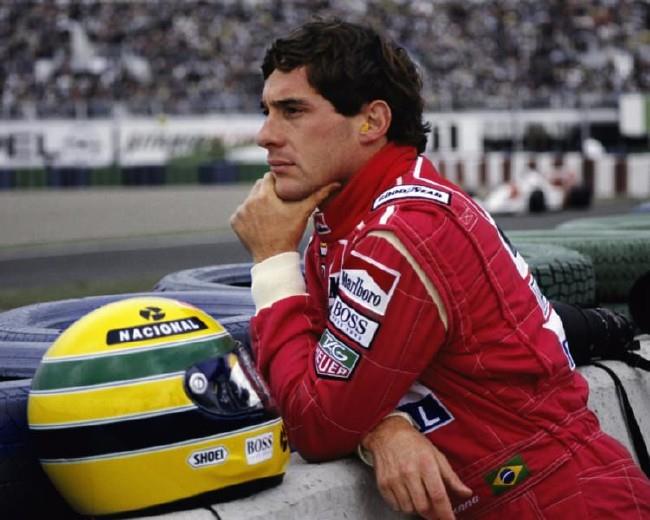 Ayrton Senna'nn lm  <br>  Efsane Formula 1 pilotu Ayrton Senna, 1 Mays 1994'te talya'daki Autodromo Enzo e Dino Ferrari pistinde yaplan San Marino Grand Prix'te beton bariyerlere arparak hayatn kaybetti.