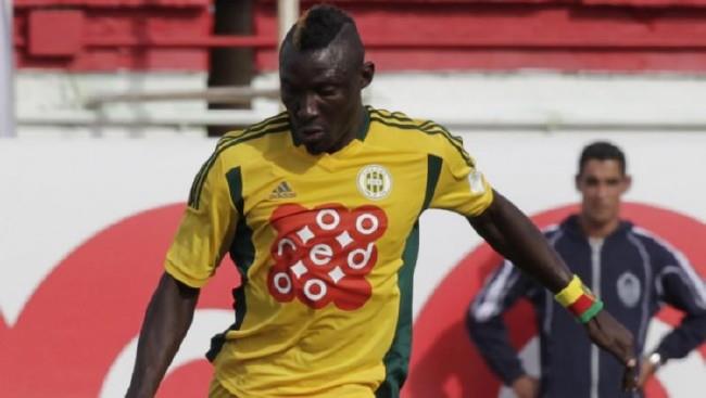 Ebosse tribnlerden atlan tala ldrld  <br>  Cezayir Ligi takmlarndan JS Kabylie'de forma giyen forvet Ebosse, takmnn tek goln alara yollad karlamada kafasna ne atld belirlenmese de ilk bulgular sonucunda ta isabet etmesi sonucu vefat ettii akland.