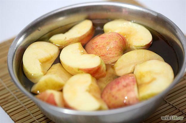 Dilimlediiniz elmalar o halde dolaba koyduunuzda ya da akta braktnzda renkleri kahverengileecektir bu durumda hala yenilebilir olmalarna ramen itah kapatc bir grnm oluturduklarndan ou zaman ziyan olurlar. Bu durumun nne geebilmek iin bir bardak suya iki kak balla kartrp elmalar iinde bekletebilirsiniz.