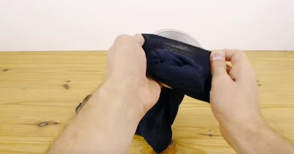 1- oraplarnzda delik olmadndan emin olun. orabnz kenarlarndan aaya doru katlayn ve az ksmnn evresini koli bandyla bantlayn.