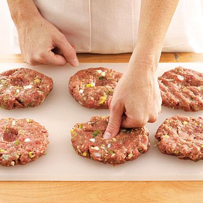 Hamburger Kftesi<br>      Hamburger kftelerinizin yaparken imemelerini ve ekmek arasnda dzgn grnmelerini istiyorsanz piirmeden hemen nce ortalarna parmanzla bastrmanz yeterli.