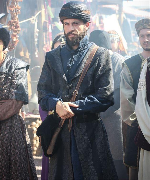 Frat Topkorur: Ticaret alannda sz sahibi olan Hasan, Hanl Pazarn en zengin tccarlarndandr.