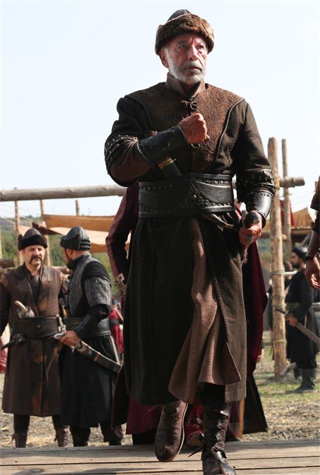 Erden Alkan: avdarolu Obasnn beyi olan Candar Bey, bozkrn siyaset ocanda pimi bir Aslen Tatar olan bir Trkmen beyidir. an siyasi ve askeri bilgi birikimine sahiptir.