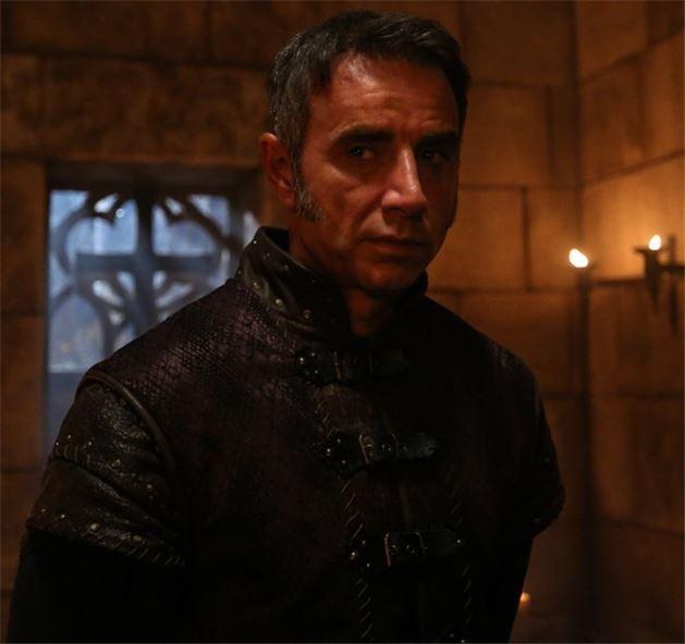 Cenk Kangz: Handa gvenlii salama grevinde bulunur. Simon&#8217;un en gvendii adamlardan biridir. Sava yn n plana kmaktadr.