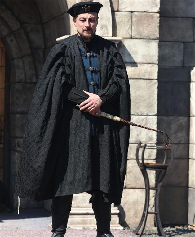 Lebip Gkhan: lk bakta tipik bir hanc grnmndeki bu adam aslen bir valyedir. ok kurnaz bir adamdr. Kimseyle ii yoktur.