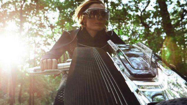 levsel gzlk ekran oluyor Src ile iletiimi gzlkle salayan ara, 'esneyebilen bir erevesi' ile birok paradan kurtulmu.