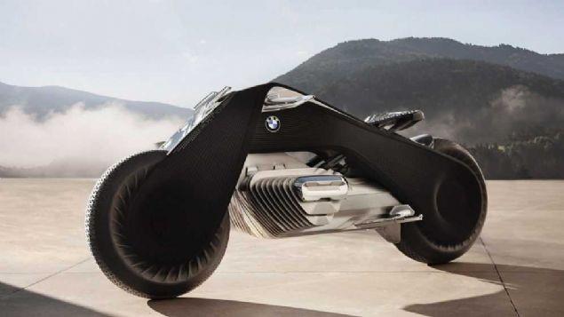 Firmann 100'nc yl ansna tantlan motosiklet, esneyebilen gvdesi ile durduu zamanda bile devrilmiyor.