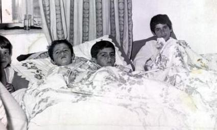 Bu snnet yatandaki  erkek karde de bugn Trkiye'nin nllerinden. Kim mi onlar...