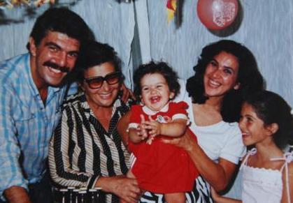 Bu fotoraftaki iki kz karde Yeilam'n nl bir ailesine mensup.