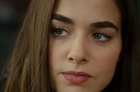 Gzel oyuncu, verdii rportajda oyunculuk macerasn "Hande Soral benim ablam.  kardeiz, bir de ikiz erkek kardeim var. Hepimiz arkada gibiyiz. u anki menajerim nem Gnal bana srekli "Bensu, gel seni de alalm bu ilere" diyordu. Ama okula yeni baladmdan emin olamyordum. Bir de ablamdan iin ne kadar zor olduunu gryor, "Benlik deil" diyordum. "Sen yine de eitim al, iine yarar" dediler. nce stanbul Halk Tiyatrosu'nda, ardndan Cneyt Sayn'dan ders aldm. Sonra "Yol Ayrm" dizisinde bir sezon oynadm. Bu arada Sevin Meeci'den de ders aldm. Ardndan "Vicdan" geldi..." szleriyle anlatt.