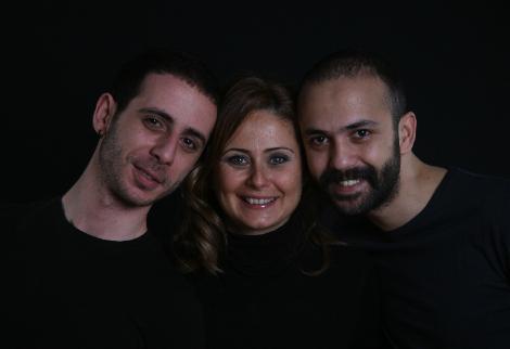 Mahallenin Muhtarlar ile milyonlarca kiinin tand Esra Akkaya'nn iki erkek kardei de oyuncu. Kaya Akkaya, son olarak Muhteem Yzyl dizisinde oynamt. Sarp Akkaya da u sralarda Racon dizisinde oynuyor.