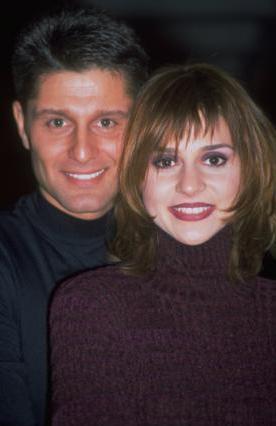 Pelin ve Hazm Krmk, Trk tiyatrosunun duayenlerinden Hazm Krmk'nn torunlar. Her ikisi de dede mesleini tercih edip oyuncu oldular.