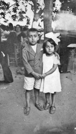 Bu kk ocuklarn ikisi de hem Trk tiyatrosunun hem sinemasnn artk hayatta olmayan iki nls...Onlar Byk Tuluat Ustas Nait Bey ile kantocu Amelya Hanm'n ocuklar.