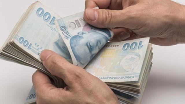 ORTALAMA YZDE 9  <p>    Buna gre, i gc yatrmnda son birka yldr ne kan yerli irketler yabanc irketlerle ayn oranda zam yapacak. Yerli irketler, bu yl yaptklar yatrm 2017'de de korumaya devam edecek. Trkiye istihdamna ve genel i gc maliyetlerinde etkin olan holdingler de lkedeki genel cret artna paralel olarak yzde 9'luk bte belirledi.