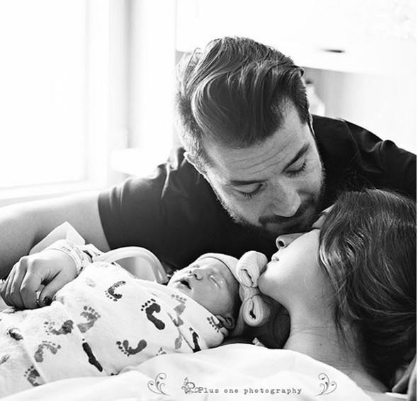 Minik bebein ilk fotorafn Instagram sayfasnda paylaan Buse Terim duygusal bir de not yaynlad.