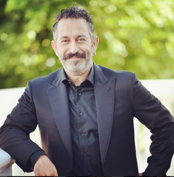 nl komedyen Cem Ylmaz, ocukluk gnlerine ait fotoraflar paylat.