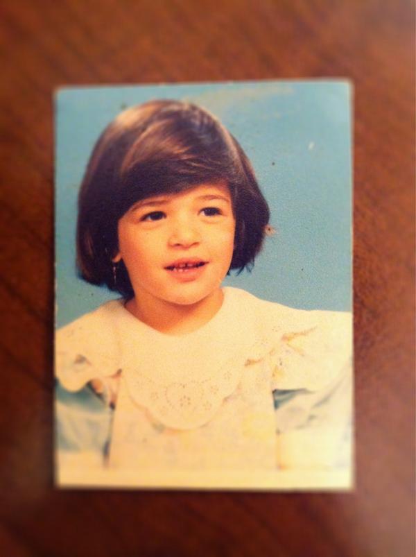 Twitter'da "Ben kkken bir vesikalk sabah, yine hayal kurarken" cmleleriyle ocukluk fotorafn paylaan nl oyuncuyu hayranlar bile tanmakta zorland.