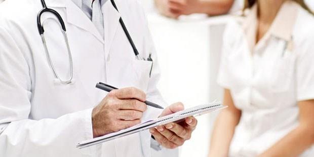 Ailesel yknz hekiminizle paylan: Anne, baba, kardeler, hala, amca, teyze, day ve kuzenlerdeki kanser hastalk yknzn bilinmesi riskinizi de belirlemede yardmc oluyor. zellikle meme kanseri dnda yumurtalk, kaln barsak ve rahim kanseri yks riski artryor. Eer risk grubunda iseniz erken tan konabildii gibi meme kanserinden korunmanz da olas. Yksek risk grubunda meme kanserinden korunmak iin kullanm sz konusu olan 2 ila var. Bu iki ila da strojen hormonunun etkisini bloke etme zelliine sahip ve bunlarn meme kanseri gelime riski yksek olan kadnlarda riski azaltt gsterilmi. Ancak yan etkileri gz nne alndnda, riski yksek olmayan kadnlarda koruyucu amal kullanm nerilmiyor.