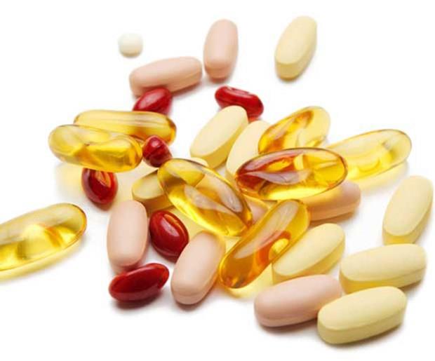 Gereksiz vitamin ve antioksidan takviyesi almayn: &#8220;htiya fazlas olarak dardan alnan vitamin gibi molekllerin kanseri nlemedii gibi, riski artrabildiine dair nemli kantlar var&#8221; uyarsnda bulunan Arcan szlerine yle devam diyor: &#8220;Bu nedenle hekiminiz nermedii srece diyetteki vitaminler dnda ek vitamin ve antioksidan almayn. Ancak D vitamini dzeyinin dk olduu kiilerde D vitamini takviyesi kemik saln olumlu etkiledii gibi kanser riskini de azaltyor.&#8221;