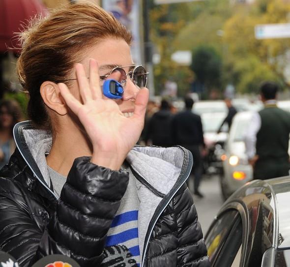 ZKRMATKLE DKKAT EKT!  Aracna binerken el sallayan nl arkc, elindeki &#8220;zikirmatik&#8221;le dikkat ekti.