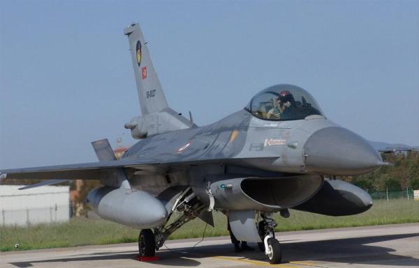 12 Temmuz 2007, Bal�kesir -   Gece e�itim u�u�unun tamamlanmas�n�n ard�ndan Bal�kesir �ss�'ne geri y�nelen u�akta teknik bir ar�za meydana geldi. Pilotlar kurtuldu.