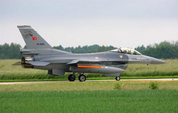 5 Haziran 2002, �zmir - �i�li -   Pilot �ste�men O�uz Yenen, y�netimindeki F-16 ar�zalan�nca �� kez alana indirmek istedi ancak son denemesinde u�ak par�aland�. Pilot da �ehit oldu.